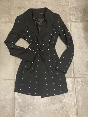 Blazer/klänning - S N Y G G A S T E  Blazern/klänningen 