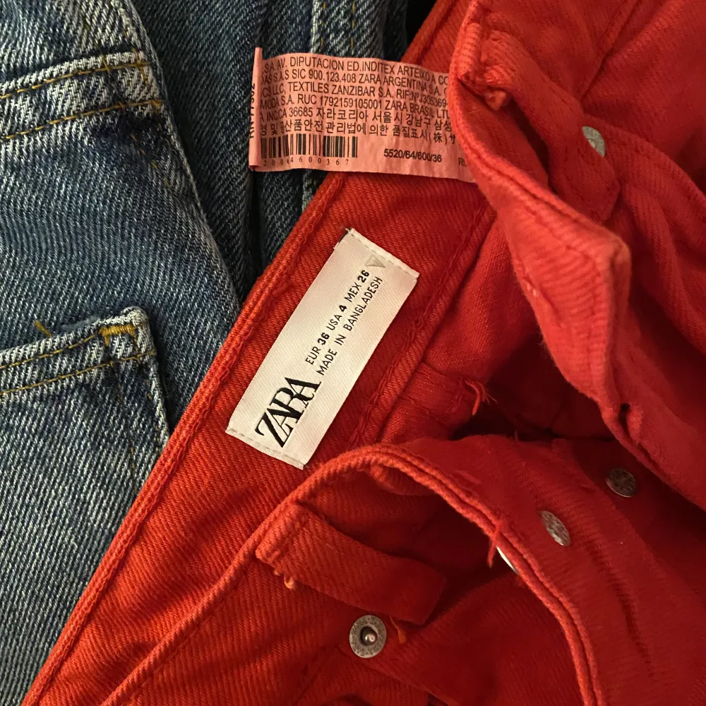 Jeans från zara, helt oanvända och då i nyskick💞 (Högmidjade!) Pris kan diskuteras, köparen står för frakt:). Jeans & Byxor.