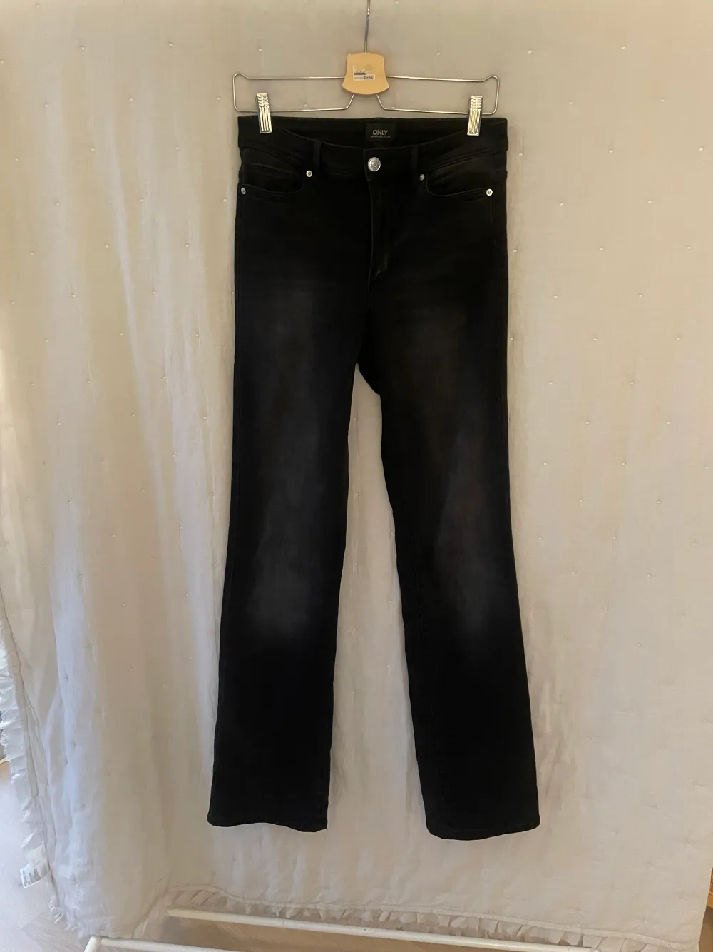 Svarta/Gråa jeans, långa i längden  Medel hög midja, lätt utsvängda med stretch . Jeans & Byxor.