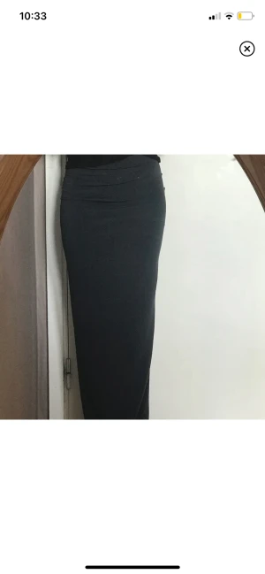 Lång/Maxi kjol - Jag säljer en lång/maxi kjol. Den är marinblå och 109cm lång. Använd några gånger. Det är stretchigt material så den är lätt att gå i. Den är midwaist på mig som är ca 162cm, men det går att vika ner resårbandet om man vill ha den lågmidjad. 