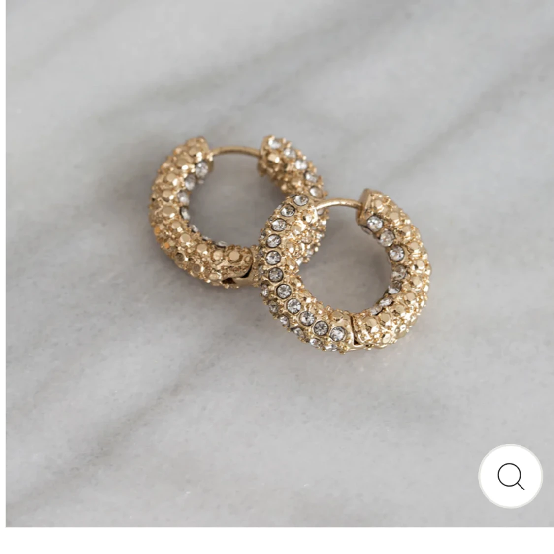 Guldfärgade örhängen med stenar  - 90