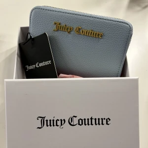 Plånbok (Juicy Couture) - Ljusblå plånbok helt oanvänd från Raglady. Ordinarie pris 650!