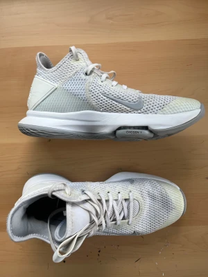 NIKE LEBRON WITNESS IV TEAM WHITE - Nike Lebron 4 basketskor  Använda men i bra skick.  Färg: Vit Storlek: 41