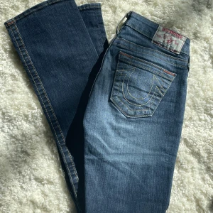 True religion jeans  - Lågmidjade Bootcut true religion jeans, i nyskick. stretchiga! Midjemått: 35 innerbenslängd:80. Vill du köpa är det bara att trycka på ”köp nu”