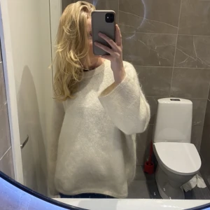 Vit stickad tröja  - Vit/gräddvit tröja från hm,  Mycket bra skick,! Storlek s