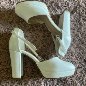 Klackarskor  - Säljer mina klackarskor då dom aldrig kommer till användning! Använt dom 1 gång så skorna är i nyskick! Pris kan diskuteras.
