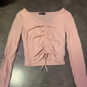 Rosa långärmad tröja  - Säljer denna tröja för ja aldrig använt den så den e i bra skick 