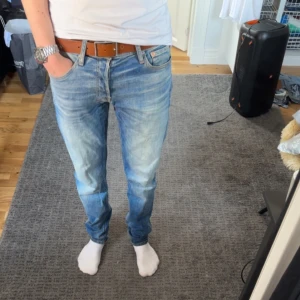 Jack & jones (mike comfort) - Jack & jones mike comfort byxor. Inköpta i höstas för 900kr, använda en del men inga defekter. Storlek 31/34, hade suttit som slim på mig om jag valt 30 i midja.