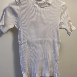 Vit tröja  - Vit tröja använd ett par gånger i storlek L men känns som M