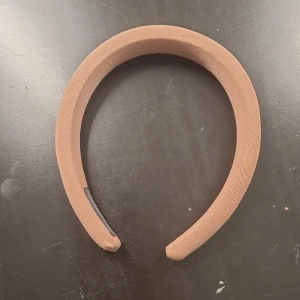 Diadem - Säljer ett jätte fint diadem då färgen inte riktigt passar mig längre