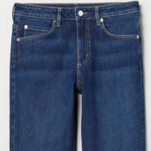 Jeans från H&M. Använd, men utan anmärkning. Straight cropped jeans. Känns som 36 om det vore nu sådana storlekar.  Storlek: 27 Material: Cotton, spandex Nypris: 599 SEK