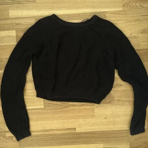 Kort stickad tröja - .