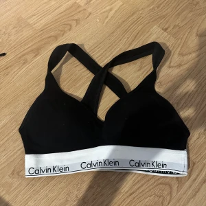 Calvin Klein topp - Superfin oanvänd Calvin Klein topp med vaddering, strl S. Korsad i ryggen 🥰