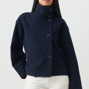 Svart kappa Gina  - Intressekoll! Slutsåld marinblå jacka från Gina i storlek M. Använd fåtal gånger☺️