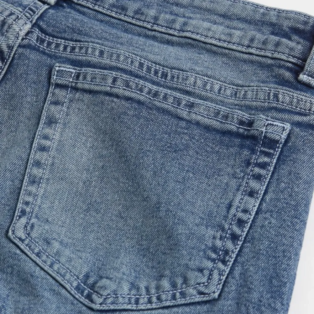 Blåa Flared jeans knappt använda, råkade beställa fel storlek så därför säljer jag dom. Midjan sitter relativt högt på mig med kort överkropp. Mycket sköna stretchiga jeans.. Jeans & Byxor.