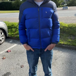 Ralph lauren jacka  - Tja  Säljer en tvär fet Ralph lauren puffer  jacka i ett bra skick,8,5/10. Passar dig som har S/Xs. Lägg gärna ett bud.  MVH Simon 