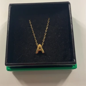 Bokstav halsband ”A” - Säljer mitt guld färgade halsband med ett A på som är köpt i Spanien, typ aldrig använt 💗