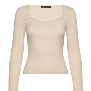 Stickad topp - Säljer denna jättefina stickade tröjan från Gina tricot. Aldrig använd då den är lite för stor för mig💞nypris 300kr💞