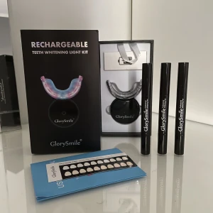 Tandblekning  - Tandbleknings kit, har använt det 4 gånger, 2 av de tre ”pennorna” är oöppnade och i den ena finns det 2/3 kvar, laddaren är oxå oöppnad, så det är som nytt, nypris 1500kr säljer för 400kr