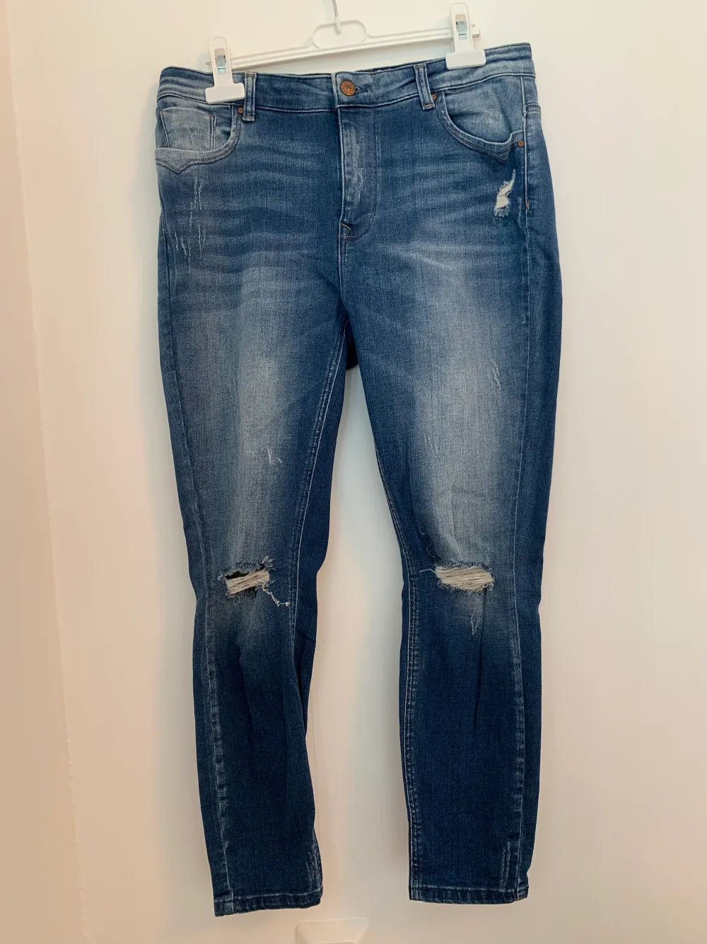 Sparsamt använda, mellanblå jeans från Only i storlek, waist 31, lenght 30. Jeansen har slitningar på knäna och lite vid vänster ficka.. Jeans & Byxor.