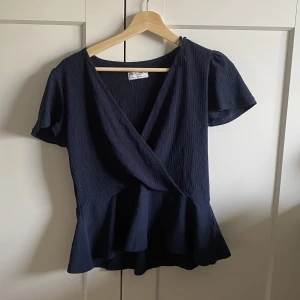 Fin volang topp - Säljer denna jättesöta volang toppen från Lindex. Jättefint material💗