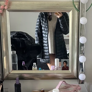 Jacka - En jätte fin lång dunjacka från Everest ❤️tunn dunjacka as snygg🌸 finns ett pytte litet bränhåll vid axeln fast innanför som ja kan ta kort på❤️två innerfickor❤️annars är den som helt ny