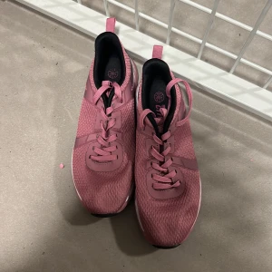 Skor  - Rosa skor i strl 37 men känns som en 36a. Använt några gånger. Säljs för 100kr 