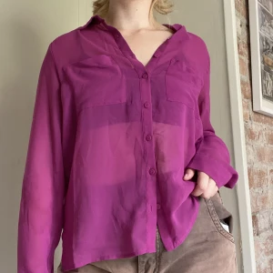 Rosa blus/skjorta - Cool blus/skjorta! Storlek 34 men jag tycker den känns större, så kan vara oversize beroende på vilken fit man vill ha :) 