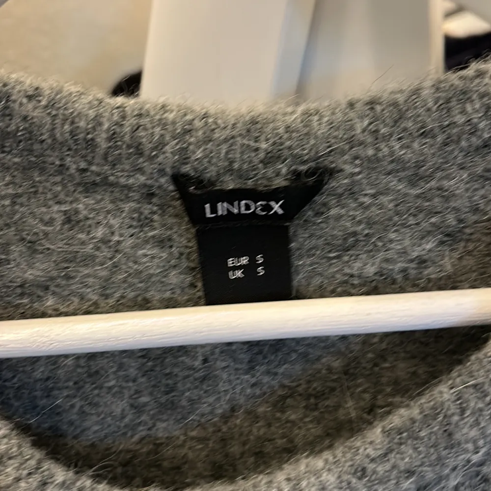 Finstickad grå tröja från Lindex. Knappt använd därav väldigt fint skick ⭐️ Storlek S men något oversize . Tröjor & Koftor.