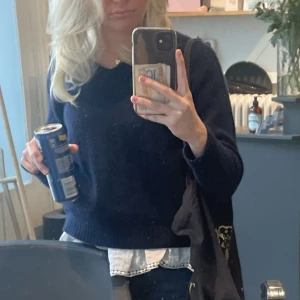 Stickad ulltröja - Supersöt stickad tröja i ull från brandy melville som jag tyvärr råkat tvätt fel så den krympt och tycker inte den sitter som jag vill längre, skulle säga att den passar bra på någon med storlek XS/XXS nu!💕💕Pris kan diskuteras!