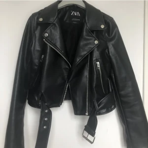 Skinnjacka Zara - LÅNAD BILD. Säljer denna zara skinnjackan eftersom den inte kommer till användning. Dm för fler bilder. Aldrig använd 