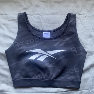 Sport top - Topp i sport material. Aldrig använd, ingen defekt. Sitter jättefint på
