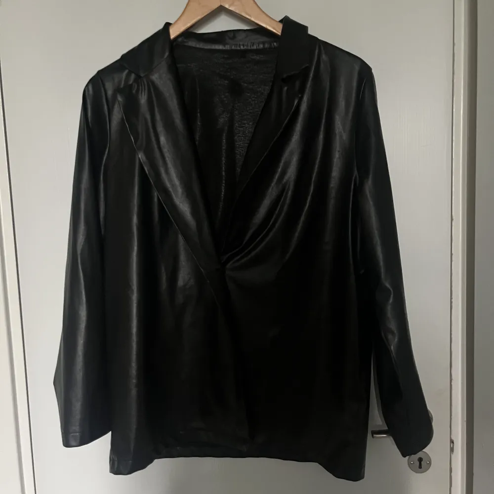 Fin leather jacket från prettylittlething. Jackor.