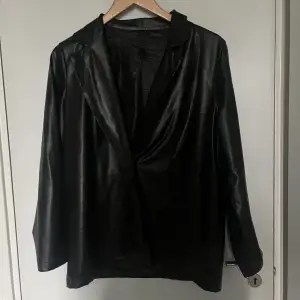 Fin leather jacket från prettylittlething