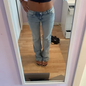 Lågmidjade ljusblåa jeans - Är 162 för referens, säljer då jag inte använder de. Skriv för fler bilder! Köp direkt för 350kr Midjemått: 72cm Innerbenet: 75cm
