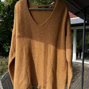 En stickad tröja från vero moda i storlek M. Knappt använd.