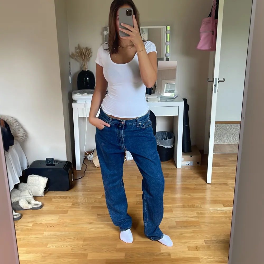 Baggy jeans från gant. Den perfekt färgen och även så snygga att vika ner sådär💕Jag är 177 cm. Jeans & Byxor.