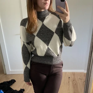 Stickad tröja - Stickad tröja med polokrage. 