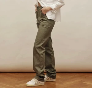 Djerf Avenue DjerfAvenue Tall Go To Green Cargo Pants  - Djerf Avenue Go To Green Cargo Pants - Tall  Storlek Small  Säljes pga för stora för mig  Ett hål vid ena fickan på rumpa, därav det låga priset! Går nog lätt att laga      