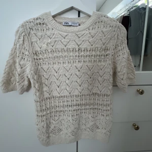 Nöt stickad zara T-shirt  - Jag säljer denna då den inte kommer till användning mer. Har använt den några gångerna, men fortfarande i väldigt bra skick