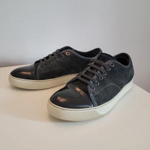 Lanvin skor - Ett par riktigt feta mörkgrå lanvins! Använda men i extremt bra skick! Enbart skorna därav det låga priset. Om du har minsta lilla fråga är det bara att höra av sig🙂