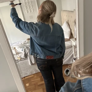 Jeansjacka i en bomberjackamodell - Så najs oversize jeansjacka från Istay, med tryck vid ryggen! I storlek s men passar upp till L-XL
