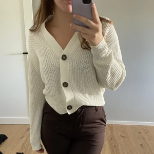 Stickad kofta  - Stickad kofta med knappar. Sparsamt använd.