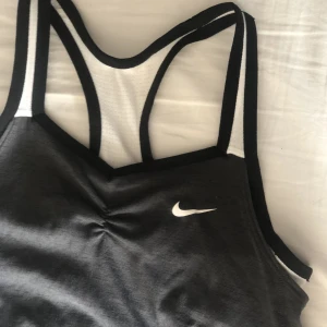 Nike linne - Superfint Nike tränings linne, Fint skick. Träningstopp insydd⭐️ M barnstorlek så skulle säga att den passar xs/xxs