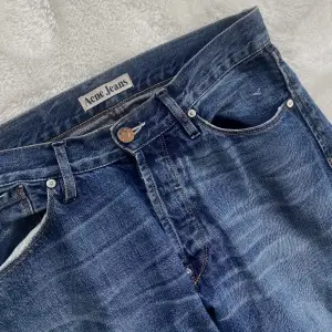 Acne jeans i strlk 28/32 men de är avklippta så passar någon som är 160 eller kortare. Väldigt fint skick men har blivit för korta på mig och därför säljer jag:) 