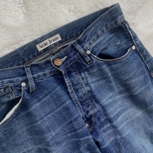Acne jeans - Acne jeans i strlk 28/32 men de är avklippta så passar någon som är 160 eller kortare. Väldigt fint skick men har blivit för korta på mig och därför säljer jag:) 