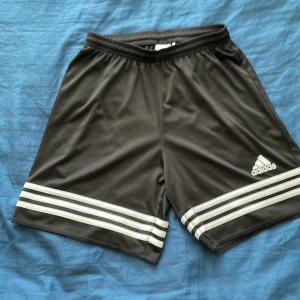 Adidas shorts svarta - Fint skick.
