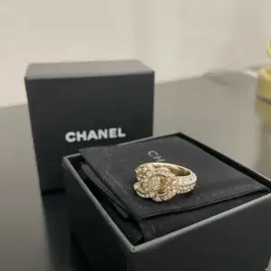 Hej säljer denna supersnygga ring i märket chanel äkta guld hör av dig vid intresse