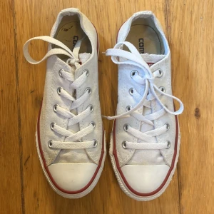 Skor  - Säljer dom här jätte fina skorna (converse) Dom är helt oanvända, skick 10/10🌟Skorna är storlek 32!