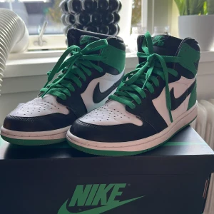 Air Jordan 1 Retro High OG - Använda 2-3 gr, färgen Lucky Green. Köpte på släppet men som sagt knappt använda då det inte var min stil.💛